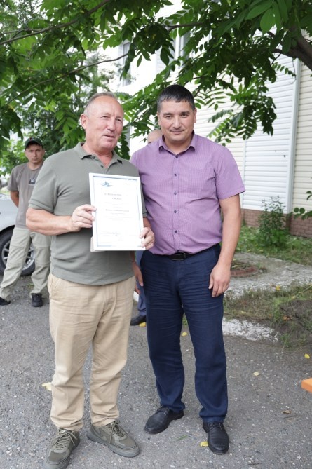    Евгений Юдаков, старший летчик-наблюдатель, получает награду от министра природных ресурсов и экологии РА Владислава Челтугашева