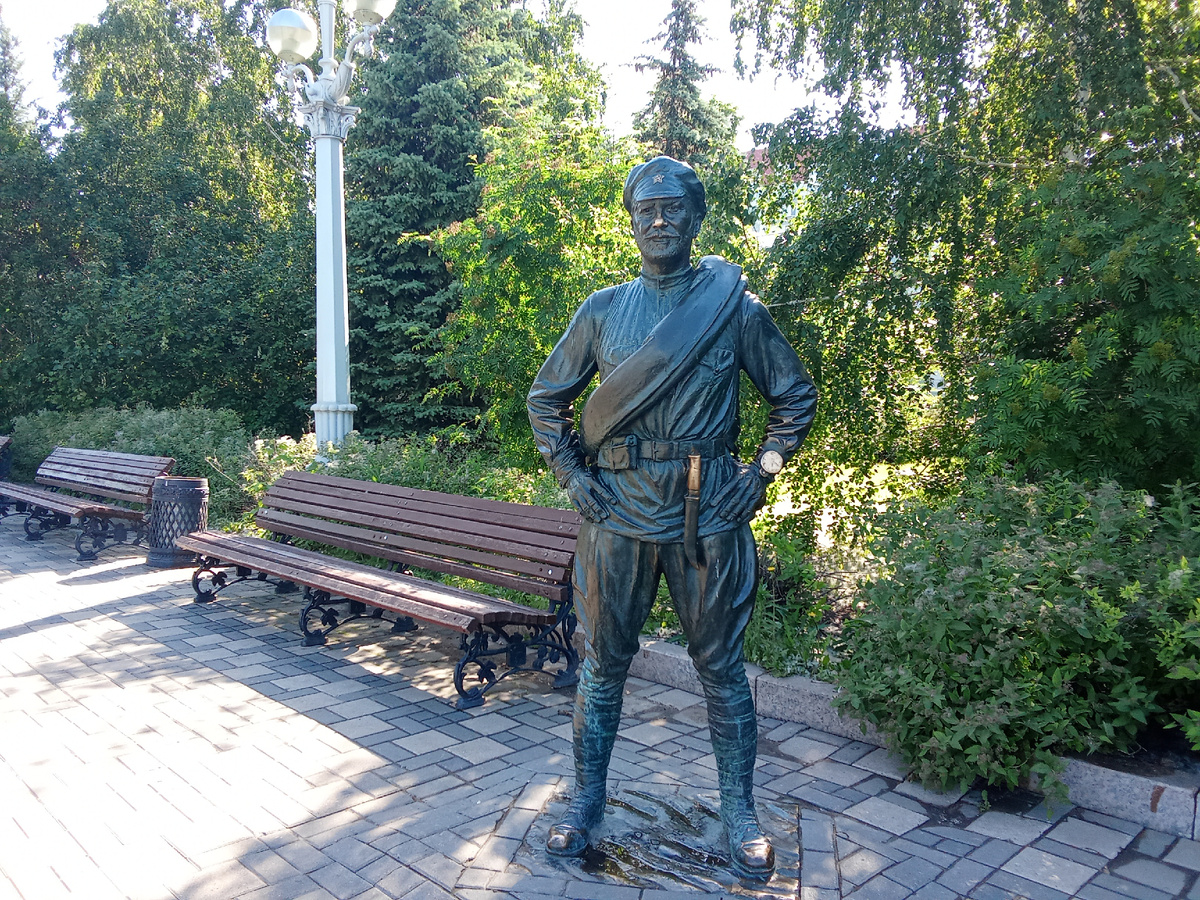 Это знаменитый товарищ Сухов.