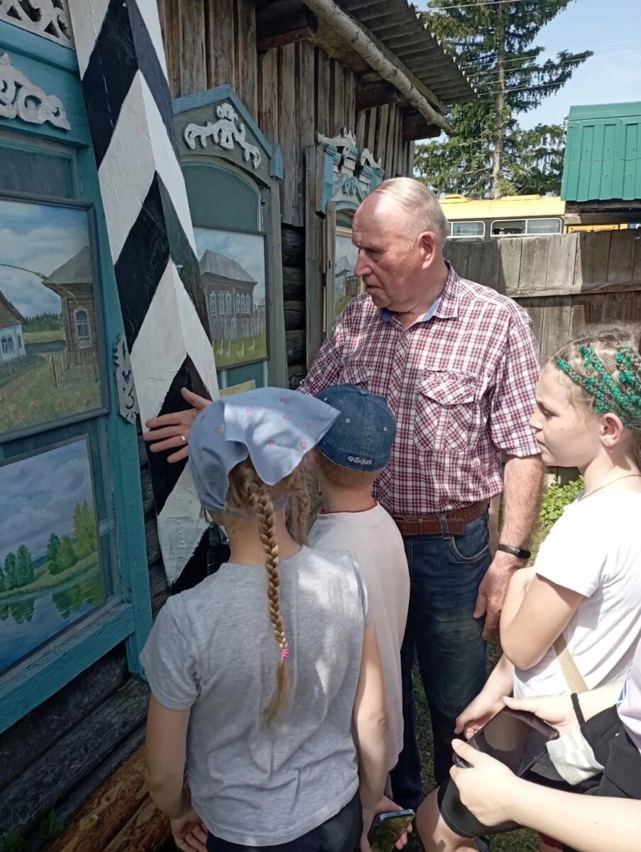    Кроме живописи Алексей Завьялов с юных лет поёт и играет на баяне. Фото: Большеуковский совет ветеранов