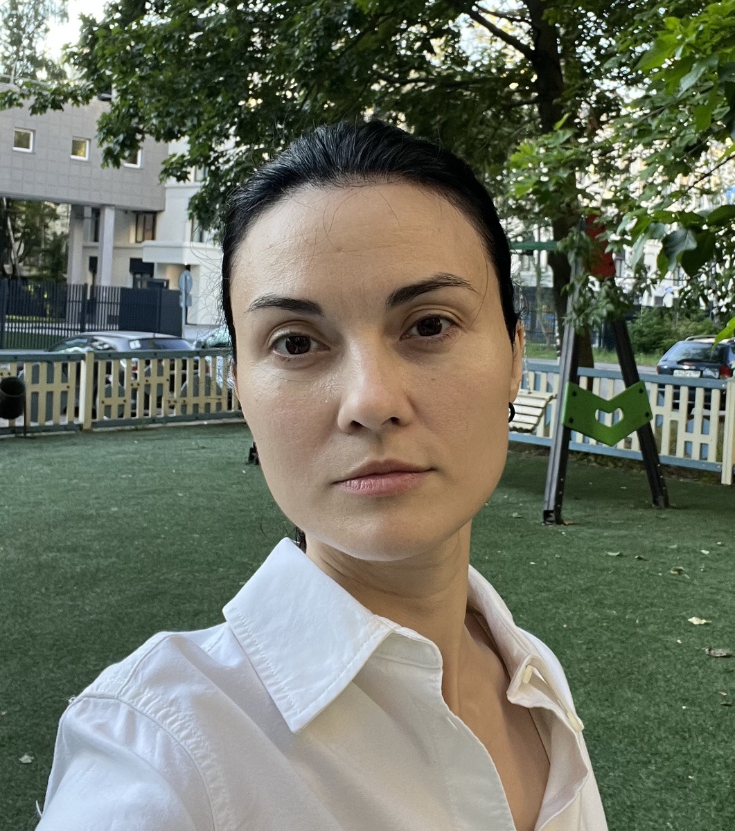 У меня же доминирующая линейность- плавная и углы рядом с лицом уже не смотрятся так органично. Кроме того, у меня глубокий колорит, и белая рубашка в мою внешность по цветам не особенно вписывается. Из белого в моей внешности только белки глаз, которых на фото толком и не видно. 