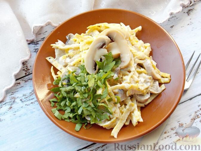 шампиньоны маринованные, лук репчатый, яйца, майонез, масло растительное, соль, перец чёрный молотый