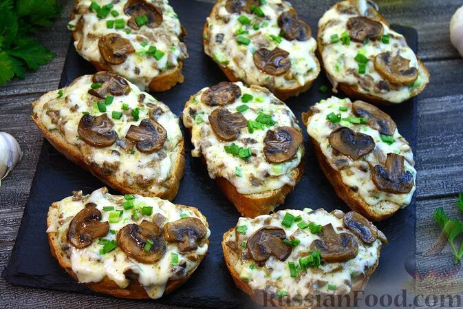 грибы свежие, сыр моцарелла, масло сливочное, майонез, сметана, масло оливковое, хлеб белый, соус соевый, соль, перец чёрный молотый, чеснок, лук зелёный