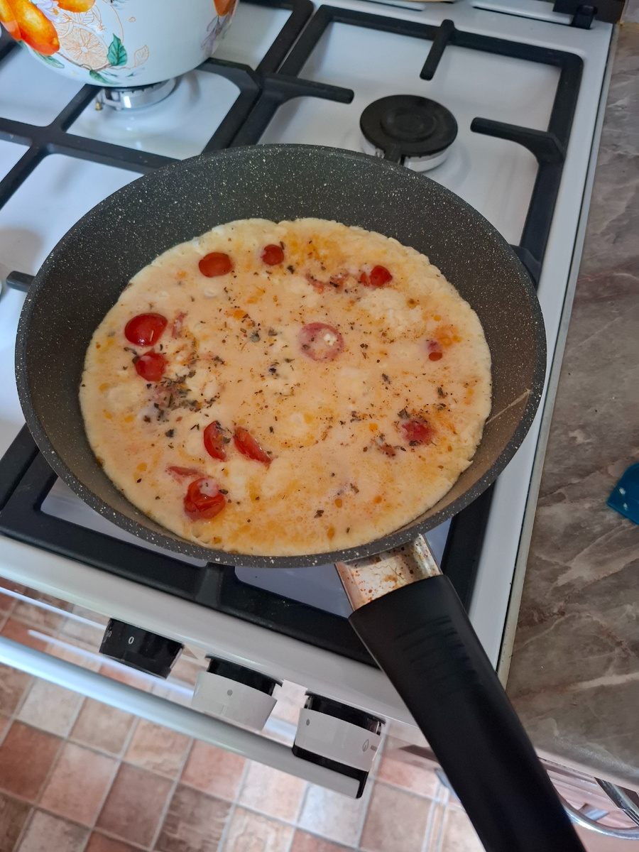 Завтрак шкворчит на сковороде.