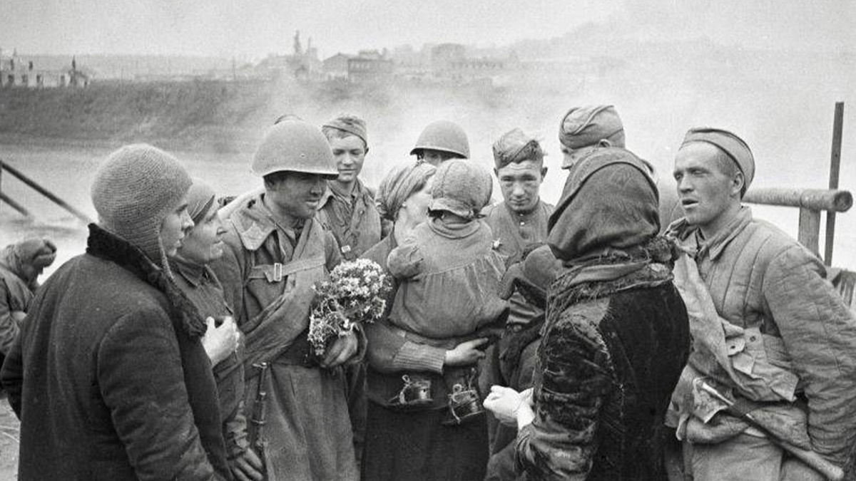 Жителе освобожденного Смоленска встречаю Советских солдат. Источник Яндекс картинки
