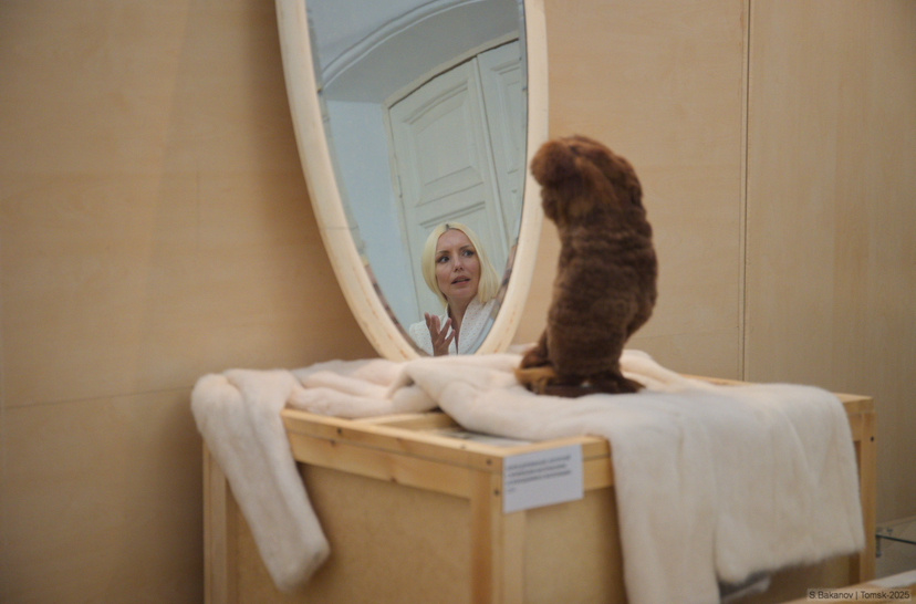 Фрагмент экспозиции выставки «Вечное возвращение в ледяной дворец». Томский областной художественный музей. 2025
