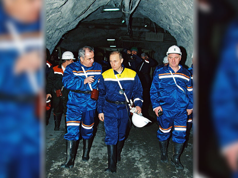 Встреча с президентом В.В. Путиным на руднике «Октябрьский». Слева – выпускник СКГМИ, Герой Соцтруда, директор Норильского комбината Джонсон Хагажеев, справа – выпускник СКГМИ, директор рудника Батраз Кубалов