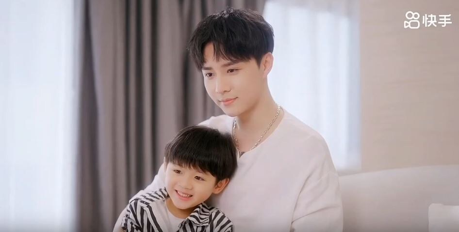 Гу Чен (играет Патрик Куан) и его младший брат, введенный в сюжет ради рекламы