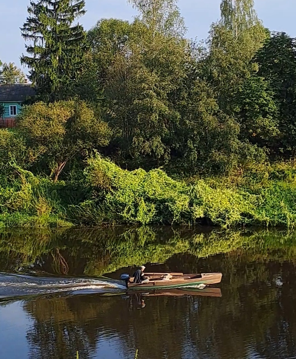 Лодка с рыбаком на реке Межа. Фото из личного альбома
