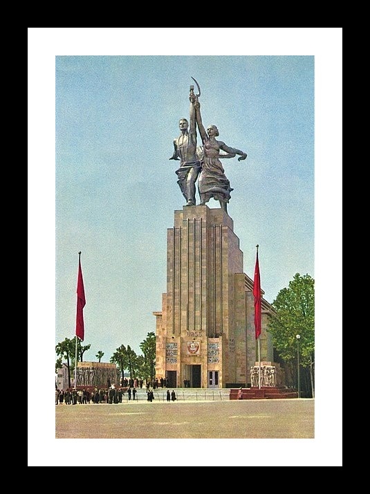 Статуя со входа в советский павильон. Автор В.Мухина