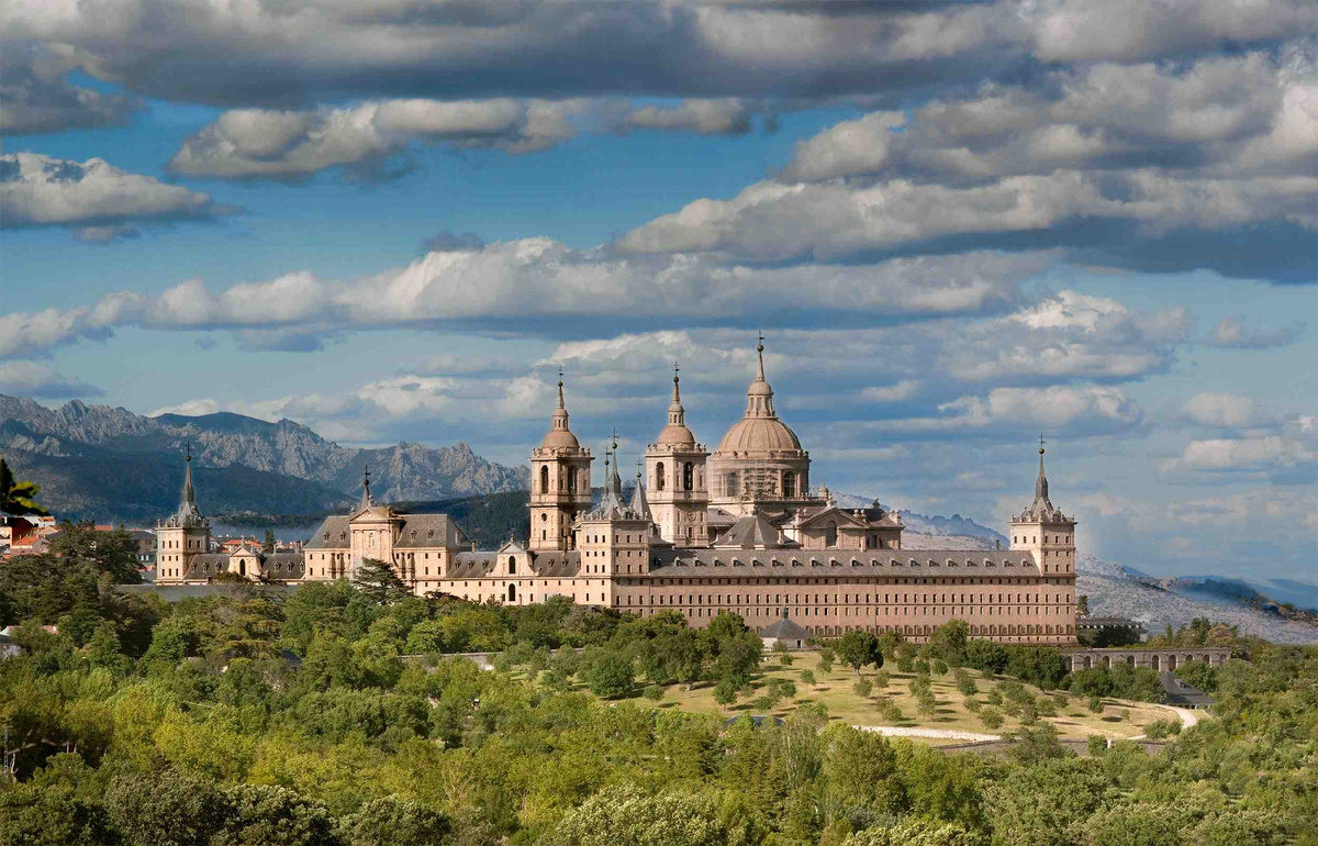 Дворец-Монастырь Эскориал (1563–84 гг.) — крупнейший памятник испанской архитектуры XVI века, прозванный «восьмым чудом света». Расположен в предгорьях Сьерра-де-Гвадаррамы, в 45 км к северо-западу от Мадрида.