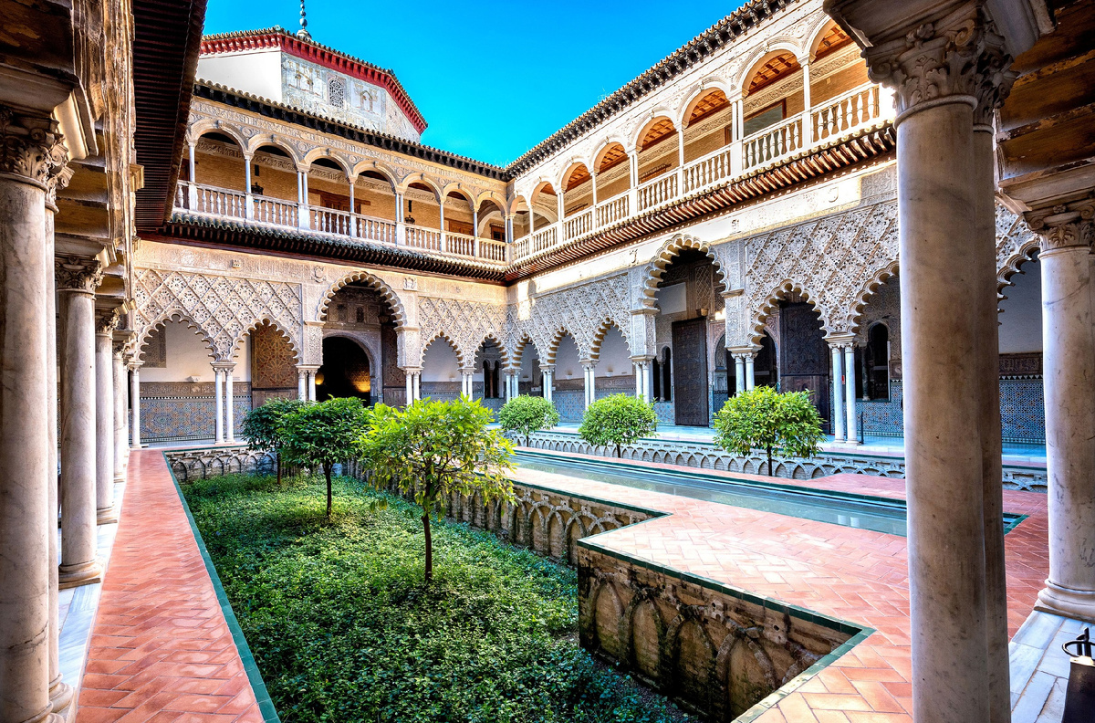 Севильский Алькасар — королевский дворец в городе Севилья (Андалусия, Испания). Изначально являлся фортом мавров, несколько раз расширялся.