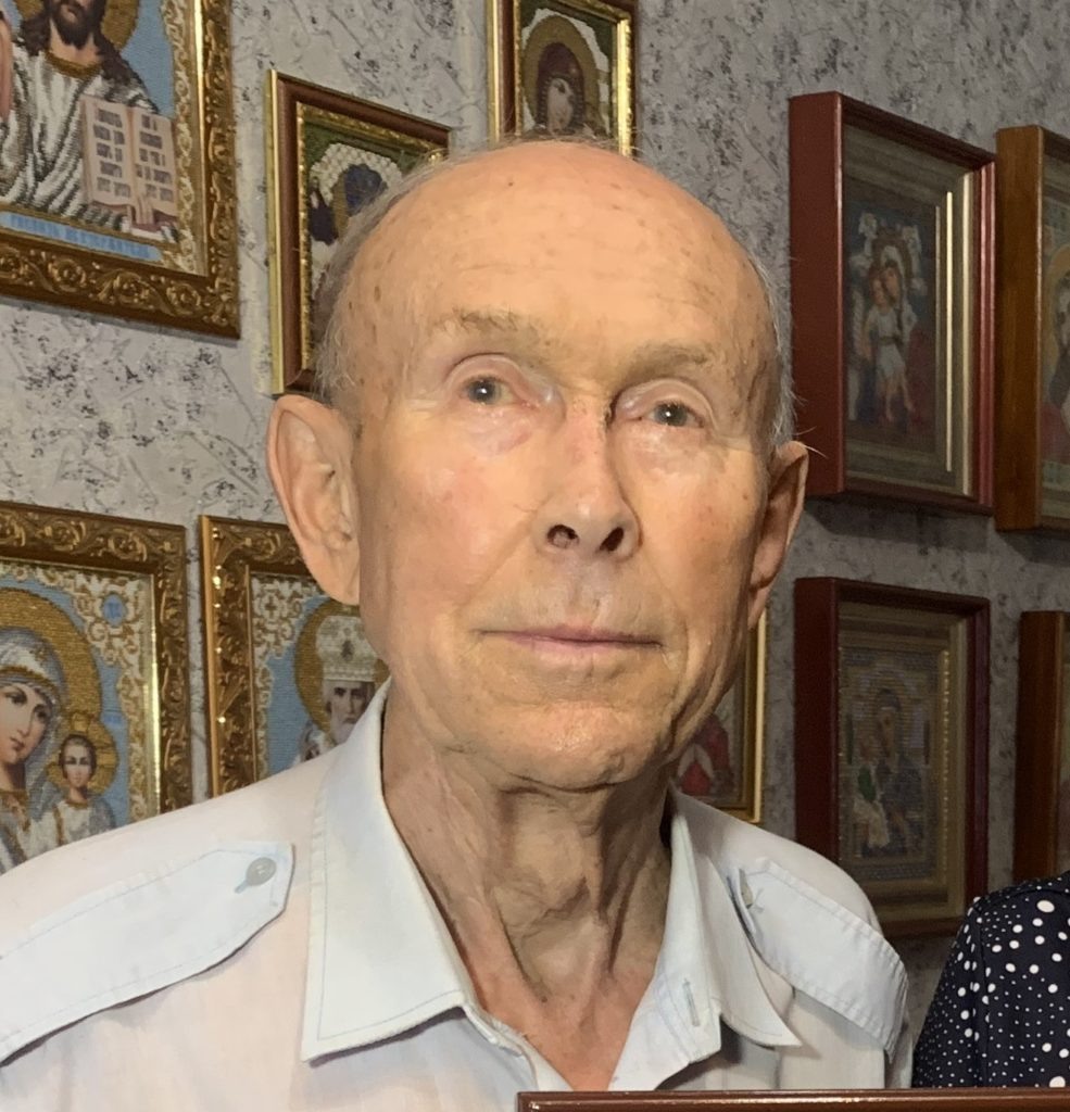 Олег Будков, первостроитель📷    Натирали школьной формой пол до блеска: волжане вспомнили, с какими чувствами относились к ученической одежде
