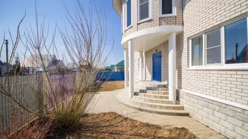     Барнаульцам предлагают купить разноцветный коттедж за 65 млн рублей. «Авито»