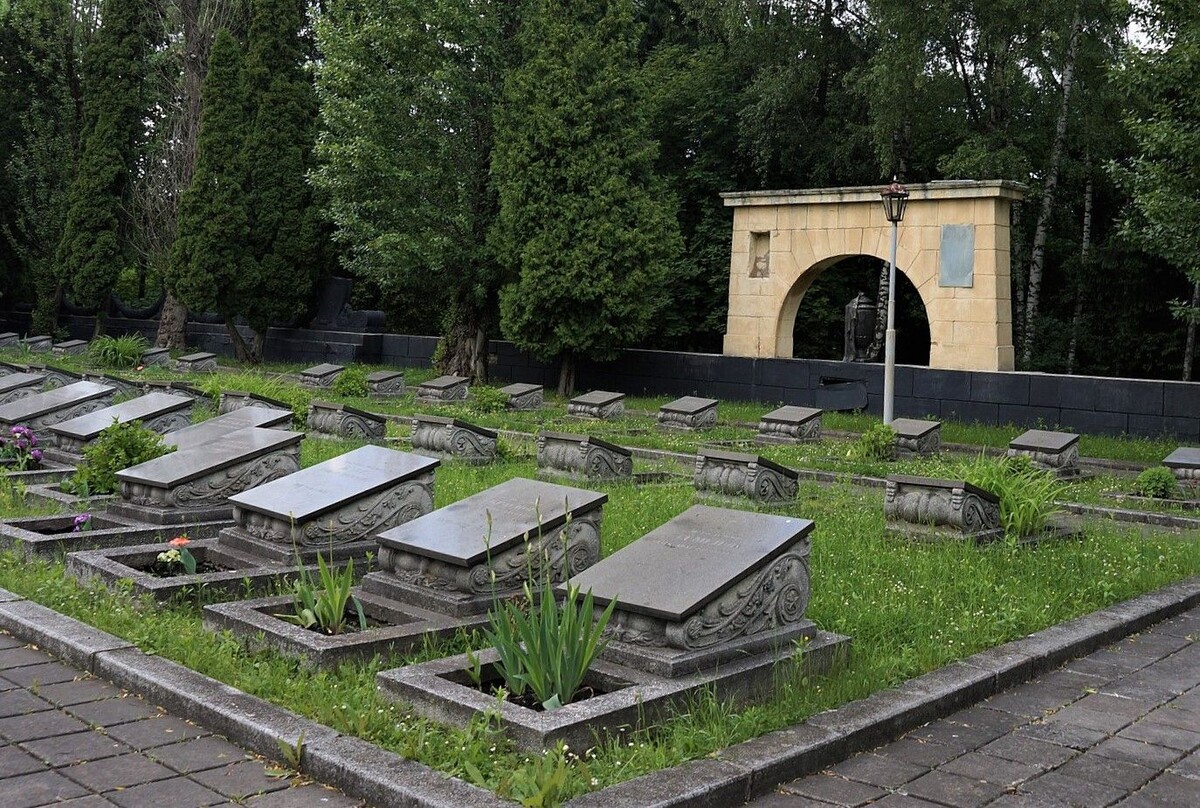    Индивидуальные захоронения. Мемориал «Холм Славы». Львов / Источник: (cc) ЯдвигаВереск