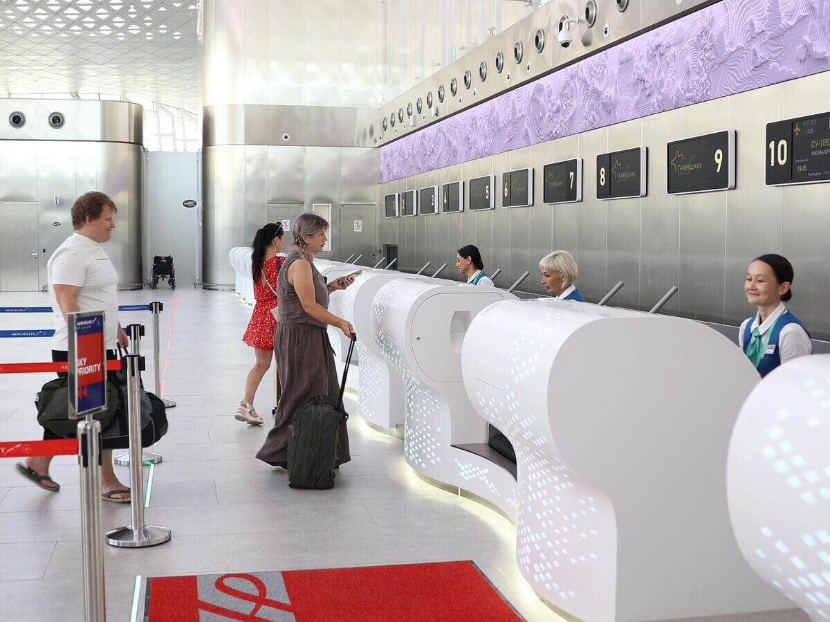    Прибытие первого рейса в аэропорт Геленджика после возобновления работы© РИА Новости / Виталий Тимкив