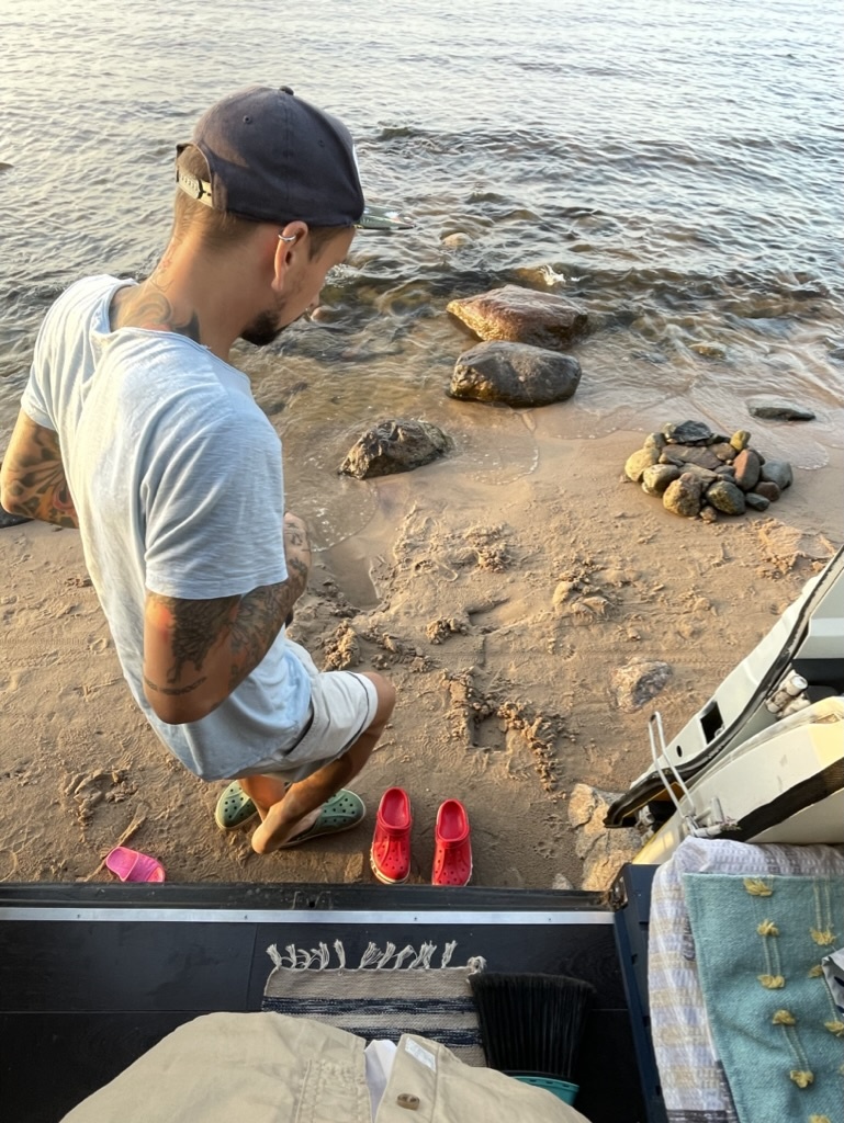 Это мы на своем первом автодоме на Ладоге. 