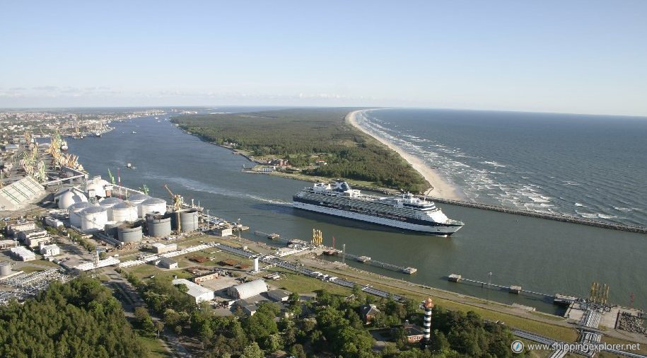 Порт Клайпеды — одна из визитных карточек города. Он был основан в 13 веке у стен крепости Мемель и до сих пор остается важным транспортным центром, самым крупным в Литве. Круглый год отсюда отправляются грузовые и пассажирские суда в Европу, Азию и Америку, так как порт никогда не замерзает.