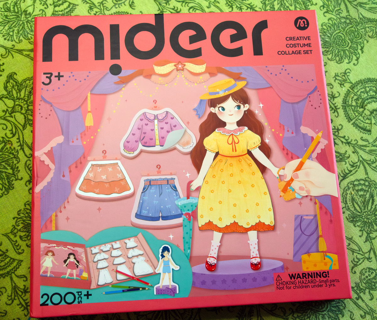 Всяких "наряжалок" у этой фирмы много, я уже присмотрела всякие-разные для будущих подарков)