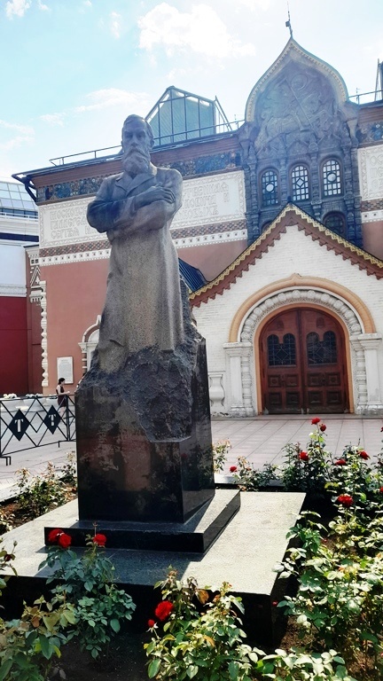 Памятник Павлу Михайловичу Третьякову, архитектор Игорь Рожин и скульптор Александр Кибальников. Памятник установлен 29 апреля 1980 г.