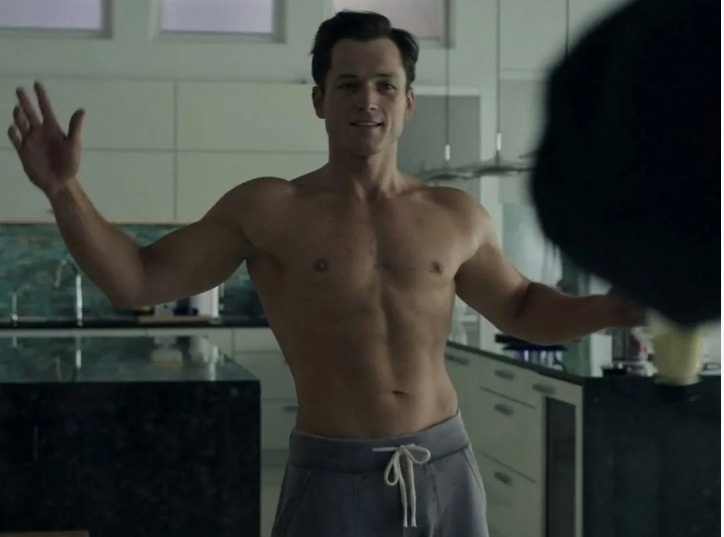 Спина растет сразу от талии 