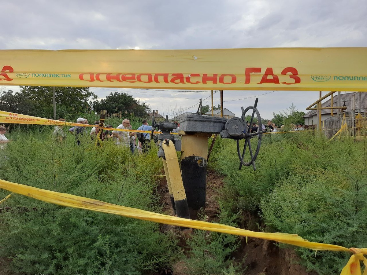    Тот самый опасный котлован с трубой.