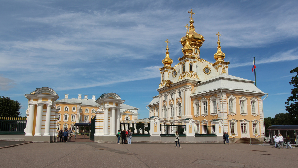 Вход со стороны Большого дворца и Верхнего парка