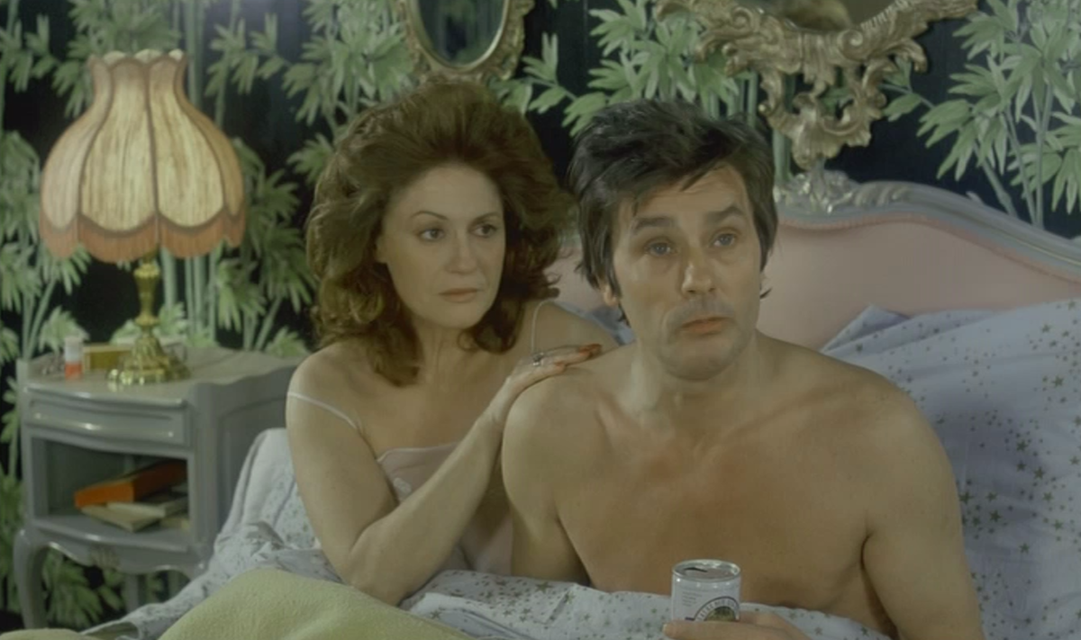 Даже в роли депрессирующего пьянчужки Ален Делон - всеми желанный сердцеед, с которым жадут переспать почти все женские персонажи  «Нашей истории»