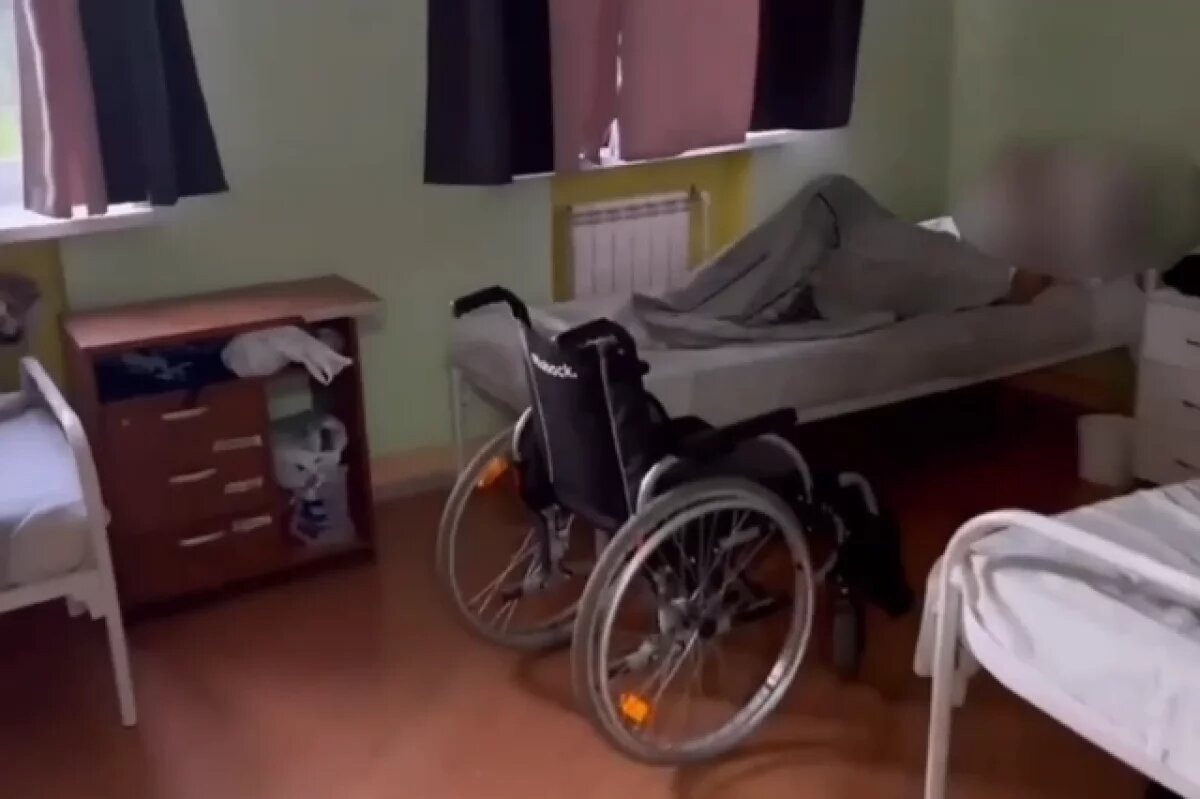   Заворачивали в одеяло и били.