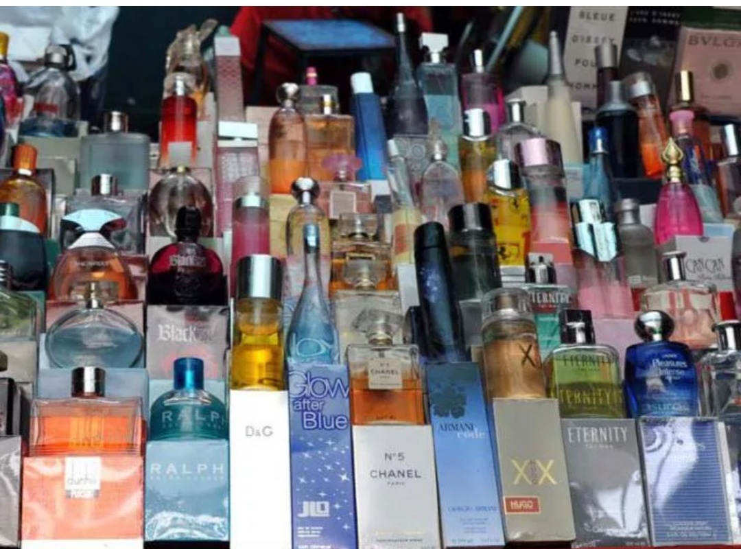 Примерно так выглядела парфюмерия на рынке. Фото из интернета 