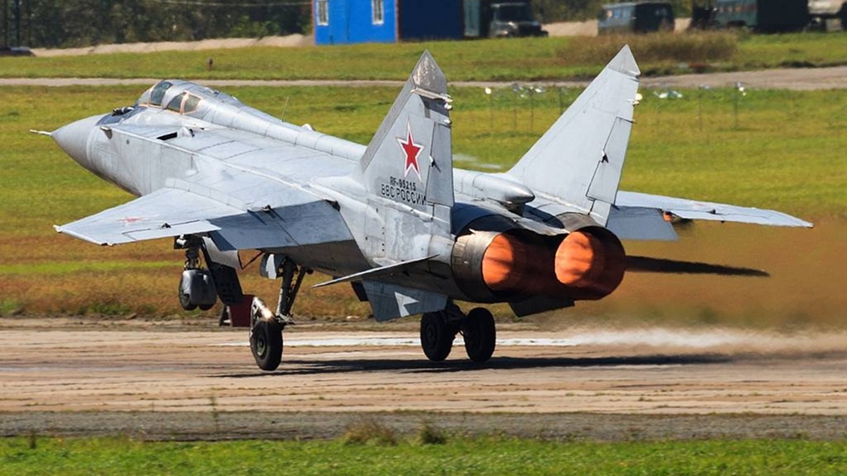 На фотографии: лучший в мире сверхзвуковой истребитель-перехватчик МиГ-31 с уникальными двигателями большой мощности Д-30Ф6. Источник фото: https://topwar.ru/uploads/posts/2018-03/1520873042_mig-31-1.jpg