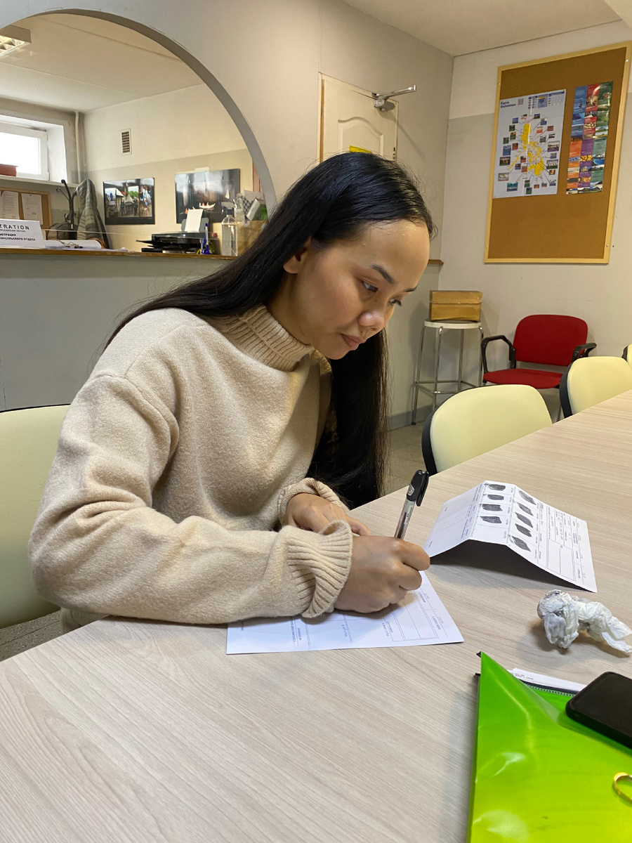 Фото Лили в посольстве Филиппин. Заполняет документы.