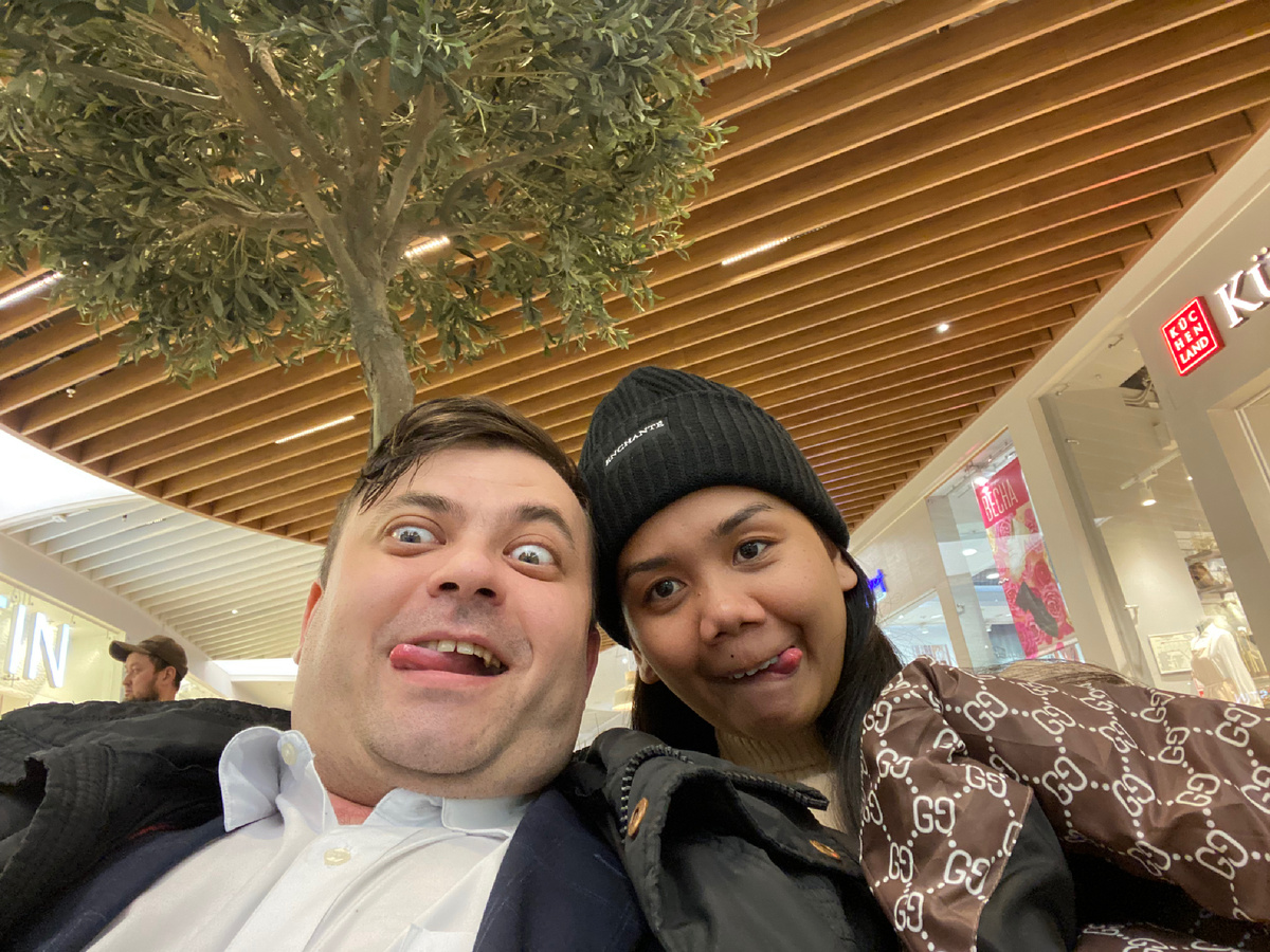 Наше фото в ТРЦ МЕГА. Дурачимся.