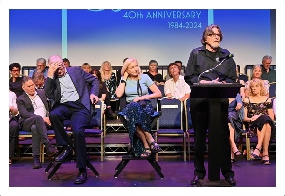 Здесь и далее - фотографии, сделанные во время прошлогоднего воссоединения актёров, членов съёмочной группы, сценаристов и поклонников «Санта-Барбары» по случаю её 40-летия