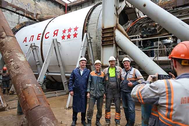 Работники «Минскметростроя» фотографируются на фоне ТПМК «Алеся», который начал проходку тоннелей в сторону площади Бангалор