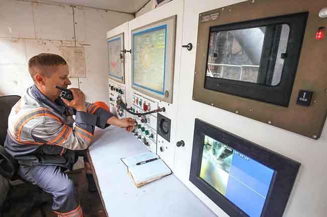 Оператор внутри тоннелепроходческого механизированного комплекса