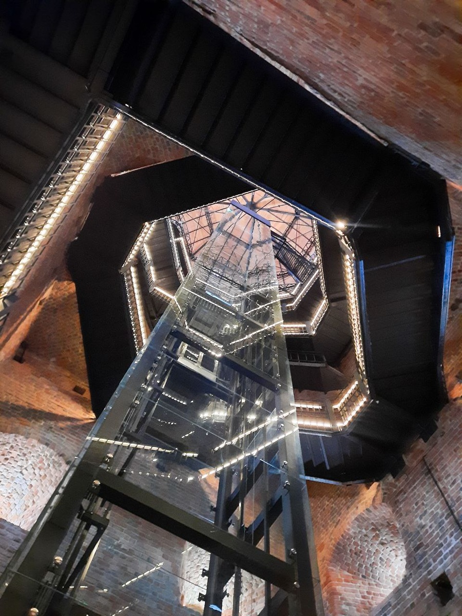 Лестница и лифт