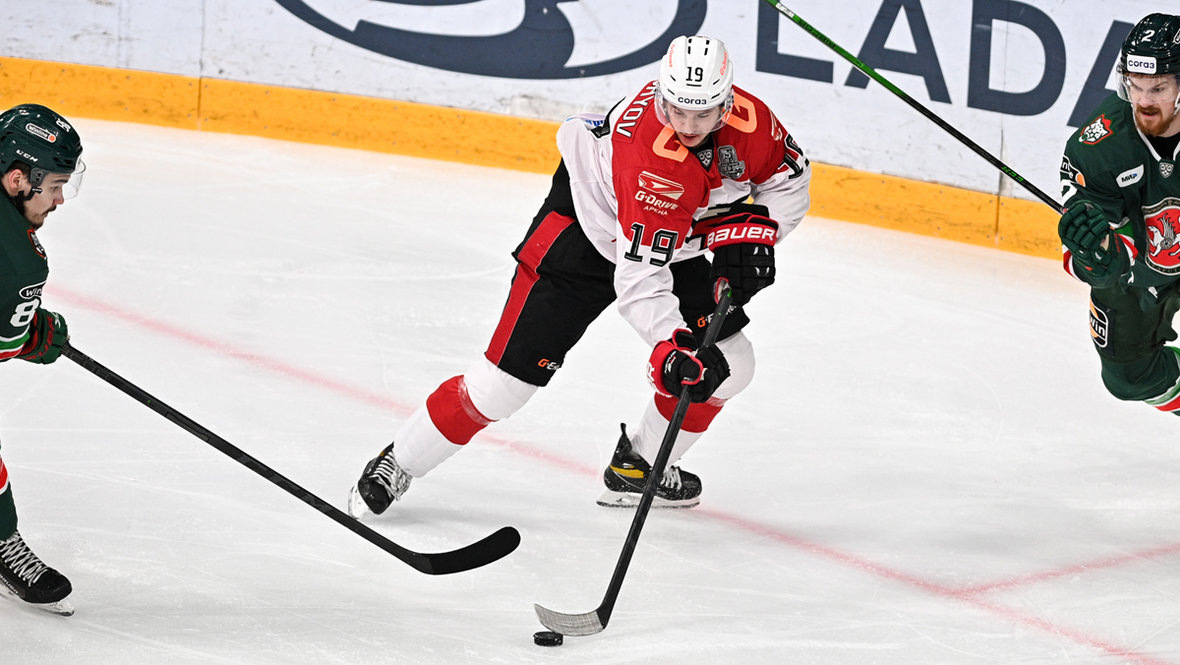    Владимир Ткачев (в центре).ХК «Авангард»