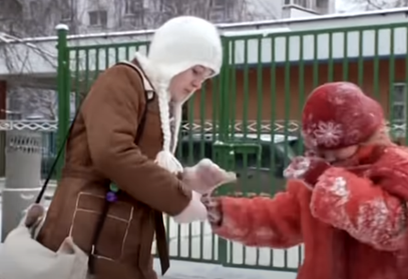 Иря отряхивает пострадавшую от снежков девочку