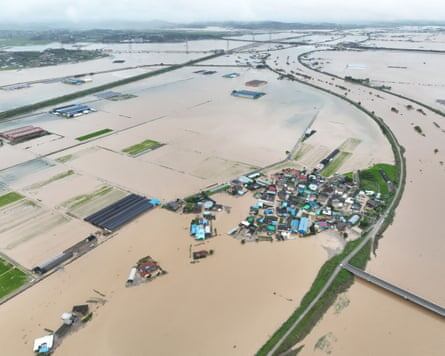 Вид с воздуха на деревню, затопленную проливными дождями в Есане, на западе страны. 
