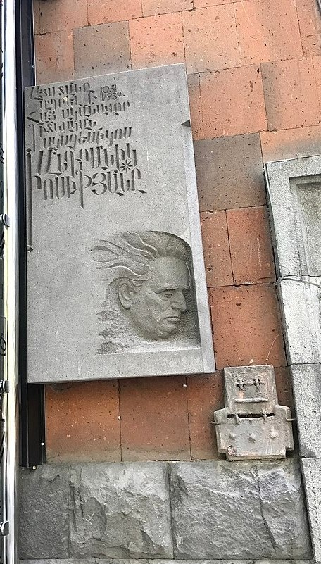 Памятная доска на стене дома, где жил и работал А. Иосифьян в Ереване