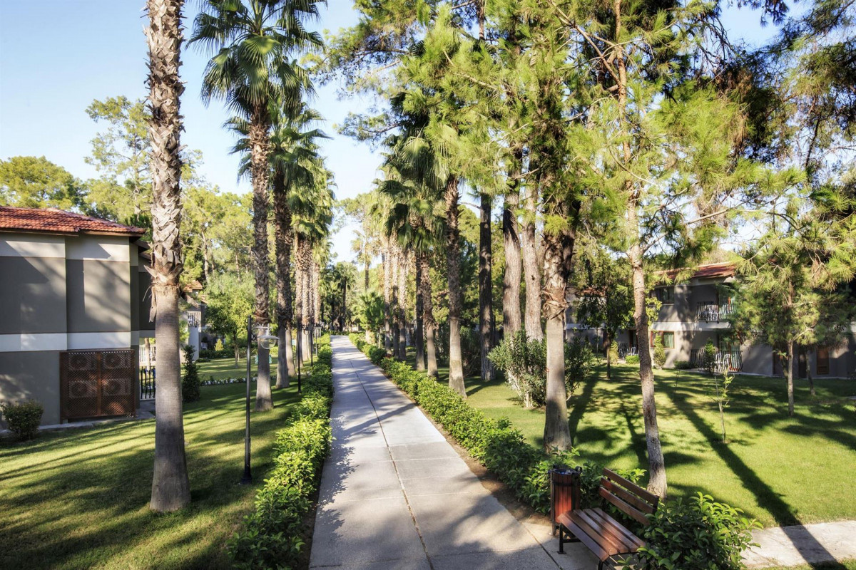 На фото территоия отеля Kimeros Park с сайта arabella.by