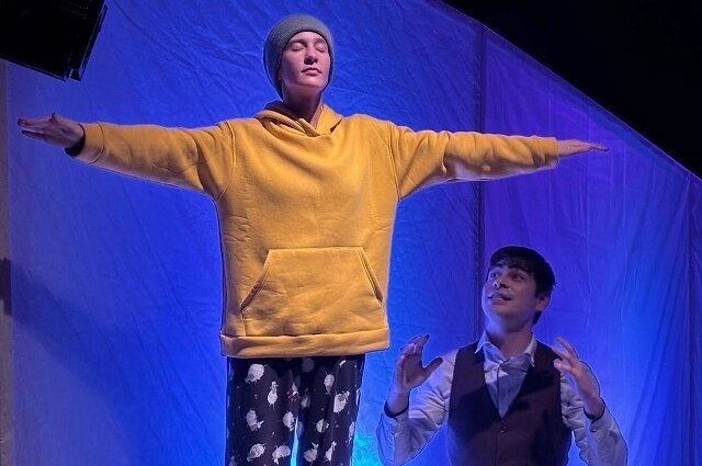    Отец пытался, как умел, защитить сына от своих «взрослых» проблем. Фото: Просто театр