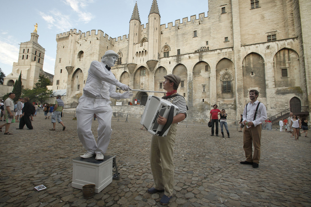    Уличные актеры на 65-м Авиньонском театральном фестивале, 2011 год