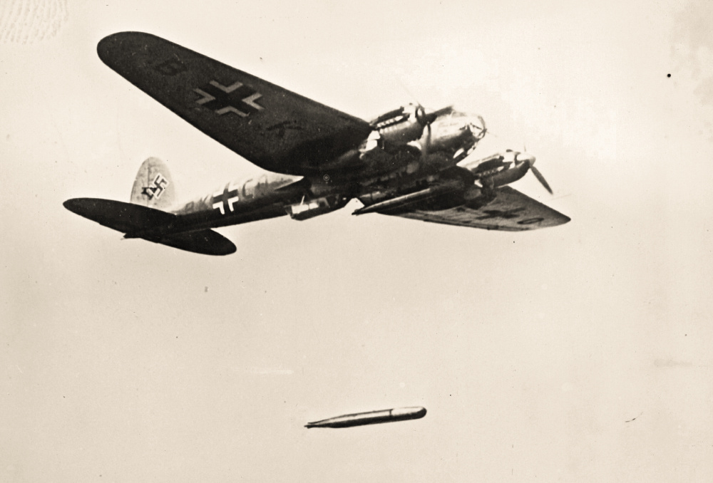 He-111 с бортовым кодом «BK+CO» сбрасывает учебную торпеду в Гроссенброде.

