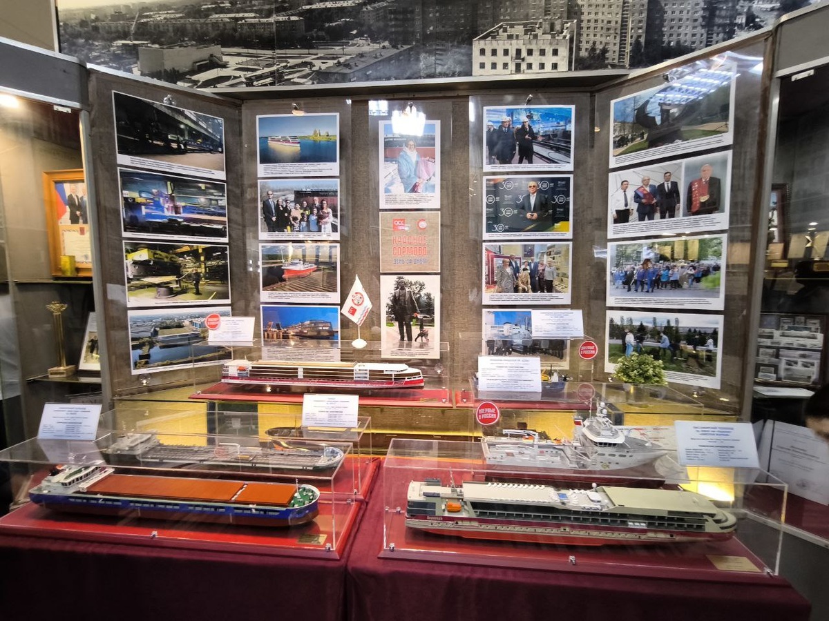 Макеты флагманских "продуктов" завода "Красное Сормово". Видна внешяя разница между "Мустай Карим" (левый верхний макет на фото) и "Николай Жарков" (макет справа внизу)