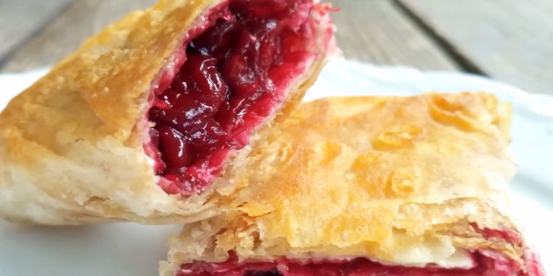Вишнёвые мини-штрудели на сковороде – быстро, вкусно и хрустяще!