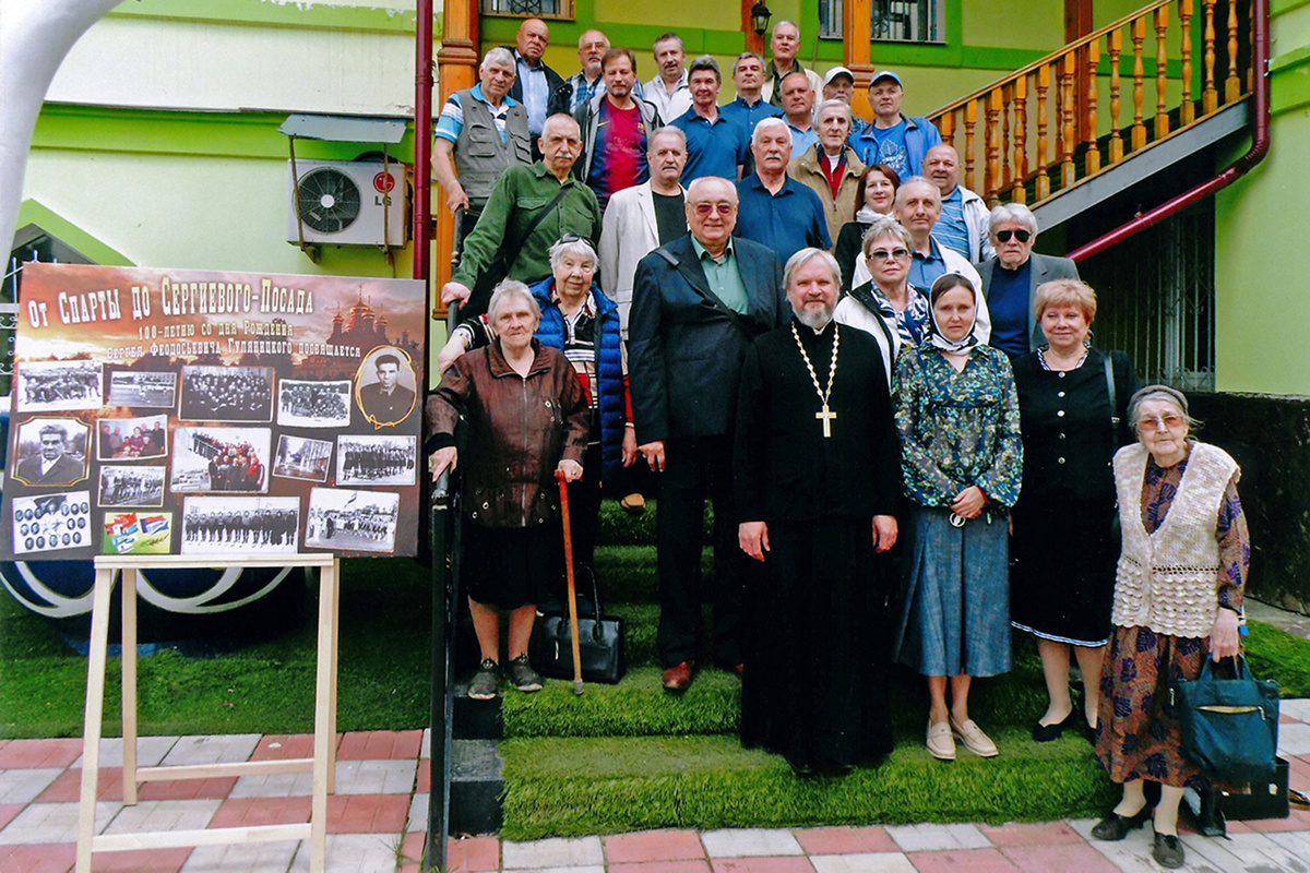 Ветераны спорта, друзья и родственники встретились на 100-летии со дня рождения С. Ф. Гуляницкого, Сергиев Посад (фото: Владимир Шашкин), 2025 г.