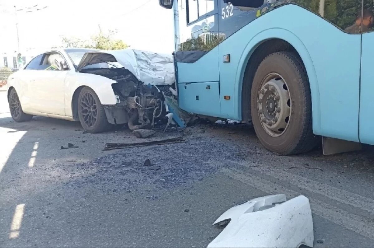    В Екатеринбурге в ДТП с троллейбусом погиб водитель легковой машины