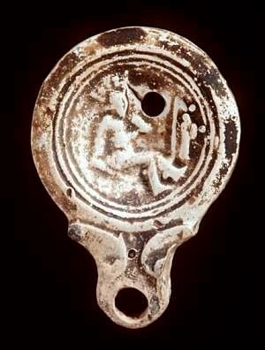 Лампа с изображением женщины гладиатора из Лондонского музея