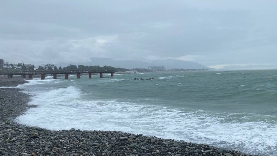 Туристы, нужно уезжать от рек! Сочи готовится к ночному удару стихии